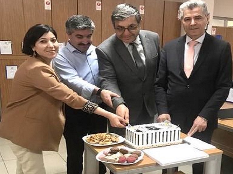 Yüksek Lisansını Tamamlayan Tapu Müdürüne Personelinden Pasta Sürprizi